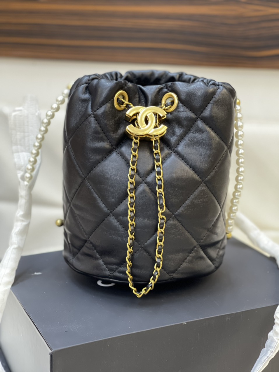 Túi Xách Chanel Drawstring Super Pearl String In Black Size 18cm